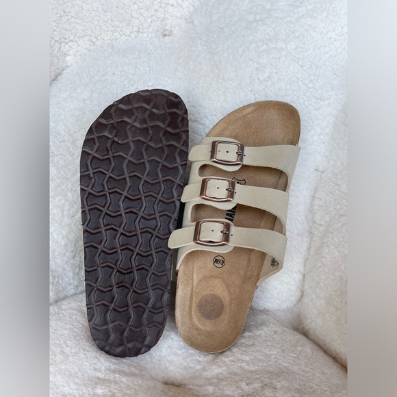 Women's Beige Sandals Cushionaire Women's Lela Cork footbed Sandal with +Comfort - Picture 10 of 10